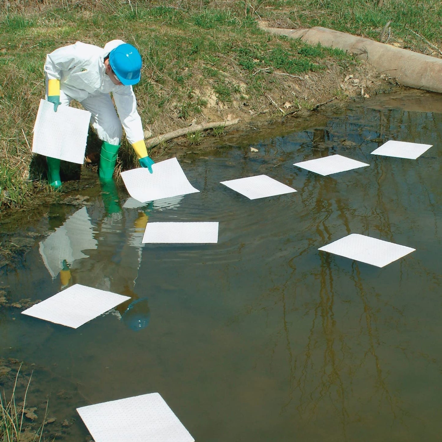 PIG Oil-Only Absorbent Mat Pad | Pack of 100 Mediumweight Oil Pads | Absorbs Oil | 23 oz Absorbency | 20" L x 15" W | MAT455